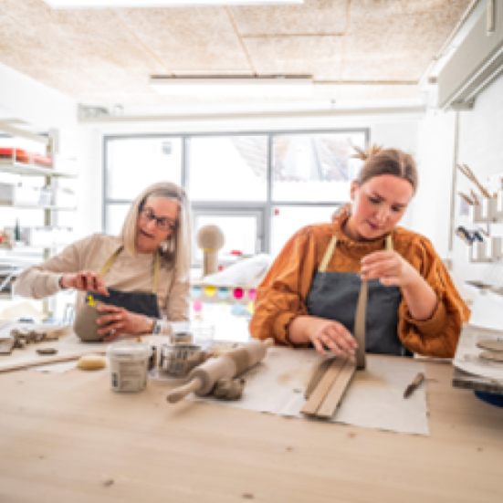 To personer arbejder med ler